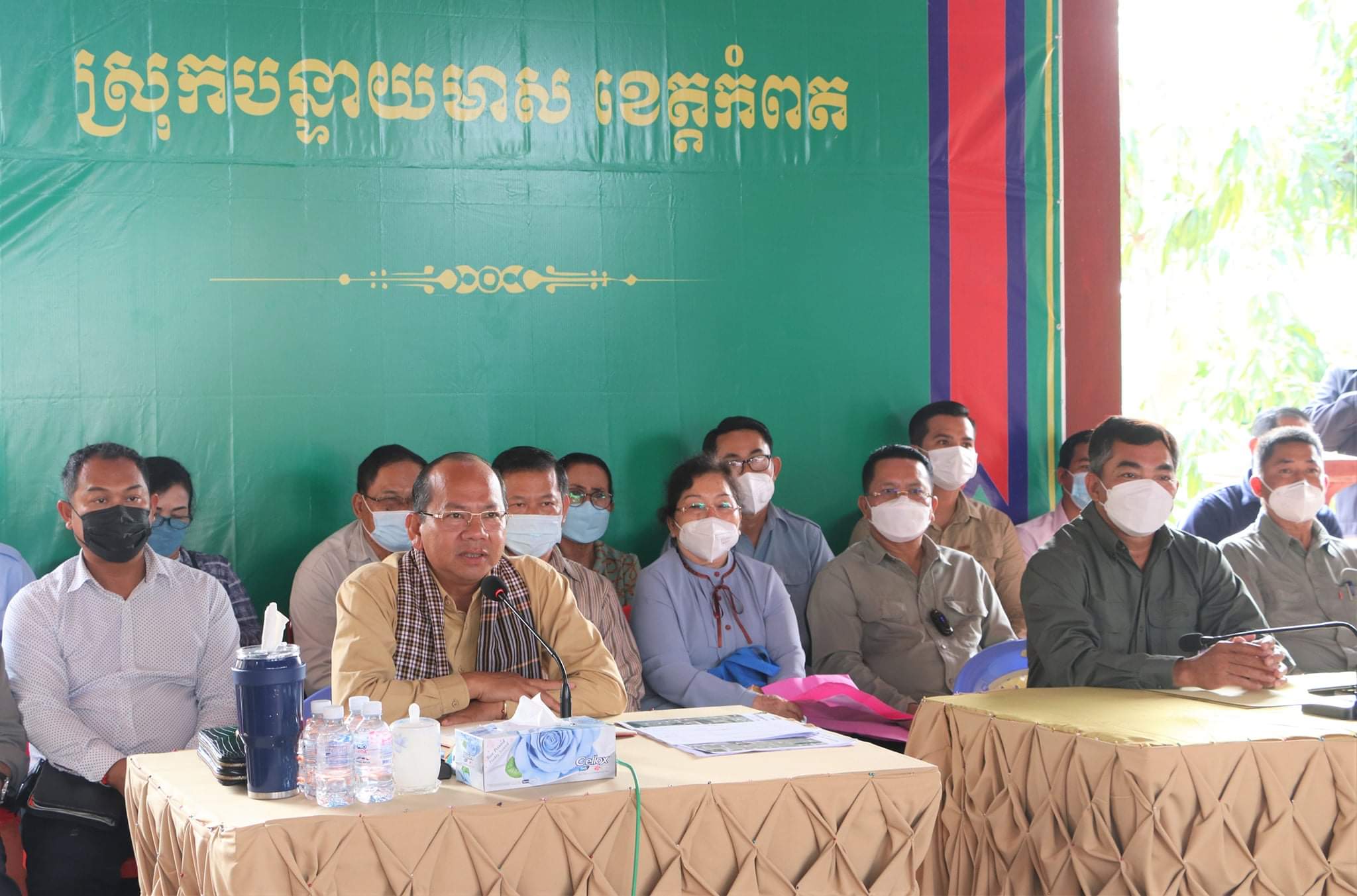 ឯកឧត្តម ម៉ៅ ធនិន អភិបាលនៃគណៈអភិបាលខេត្តកំពត រួមជាមួយ ឯកឧត្តម ជឹង ផល្លា ប្រធានក្រុមប្រឹក្សាខេត្ត អញ្ជើញដោះស្រាយបណ្តឹងក្រៅប្រព័ន្ធតុលាការ ជូនប្រជាពលរដ្ឋក្នុងស្រុកបន្ទាយមាស