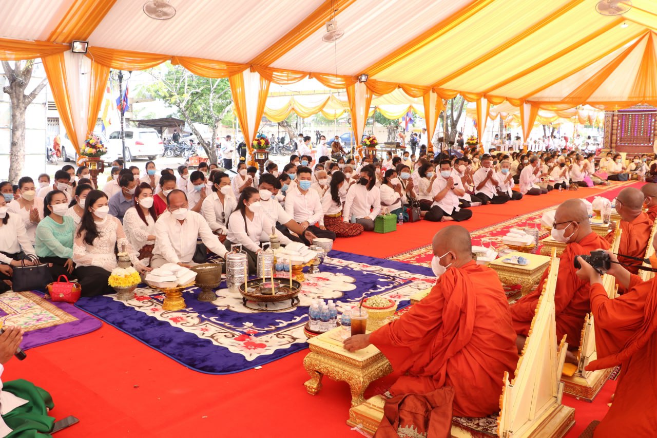 ឯកឧត្តម ម៉ៅ ធនិន អភិបាលនៃគណៈអភិបាលខេត្តកំពត និងលោកជំទាវ ព្រមទាំងថ្នាក់ដឹកនាំ មន្ត្រីរាជការពុទ្ធបរិស័ទ បានអញ្ជើញចូលរួម និងនិមន្តព្រះសង្ឃរាប់បាត្រចំនួន ៣៧៥អង្គ ជាកិច្ចឆ្លងនៃពិធីបុណ្យមាឃបូជា