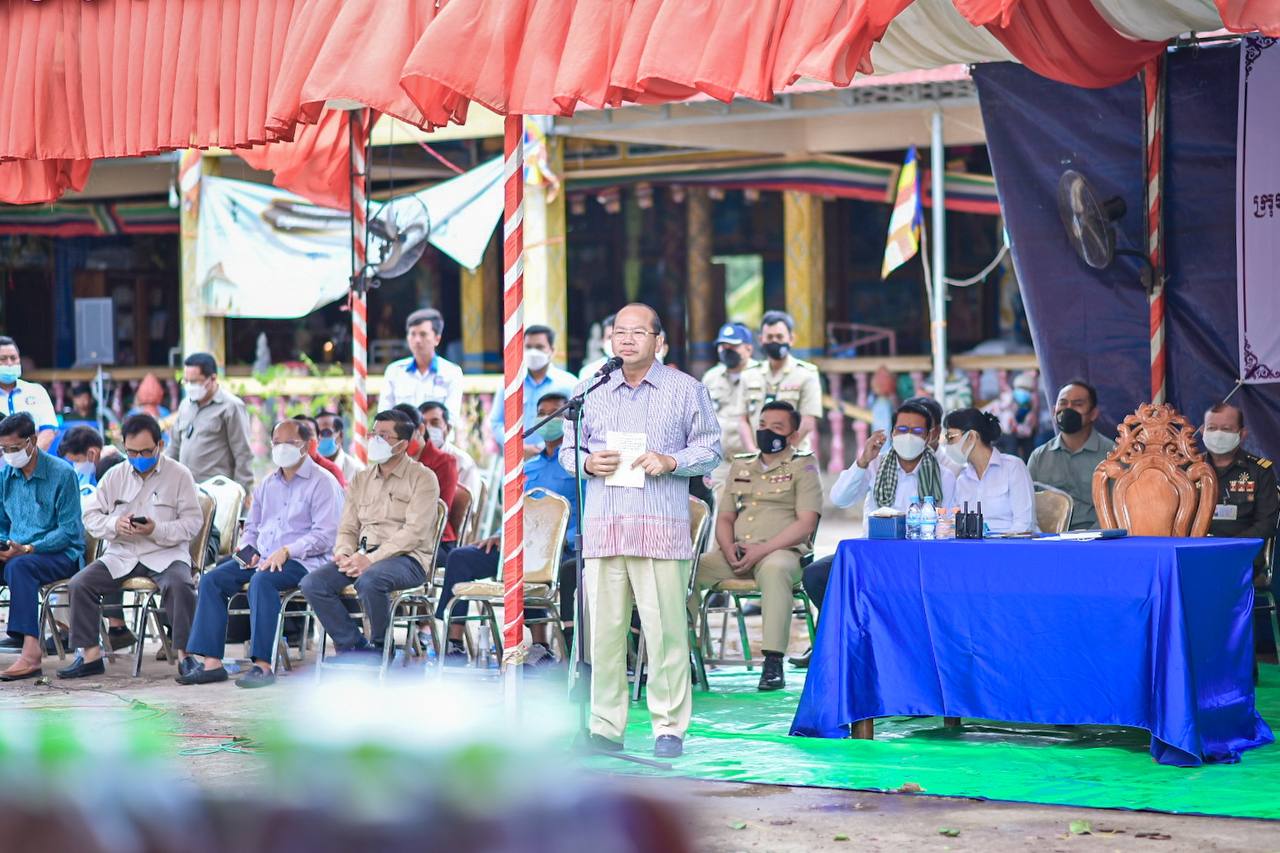 ឯកឧត្តម បណ្ឌិត ម៉ៅ ធនិន អភិបាលនៃគណៈអភិបាលខេត្តកំពត និងឯកឧត្តម ជឹង ផល្លា ប្រធានក្រុមប្រឹក្សាខេត្តកំពត បានអញ្ជើញសំណេះសំណាលជាមួយក្រុមគ្រួសារលោកគ្រូ អ្នកគ្រូពេទ្យ ក្រុមគ្រួសារលោកគ្រូ អ្នកគ្រូបង្រៀន និងក្រុមគ្រួសារម៉ូតូឌុប និងតាក់ស៊ី នៃក្រុងបូកគោ