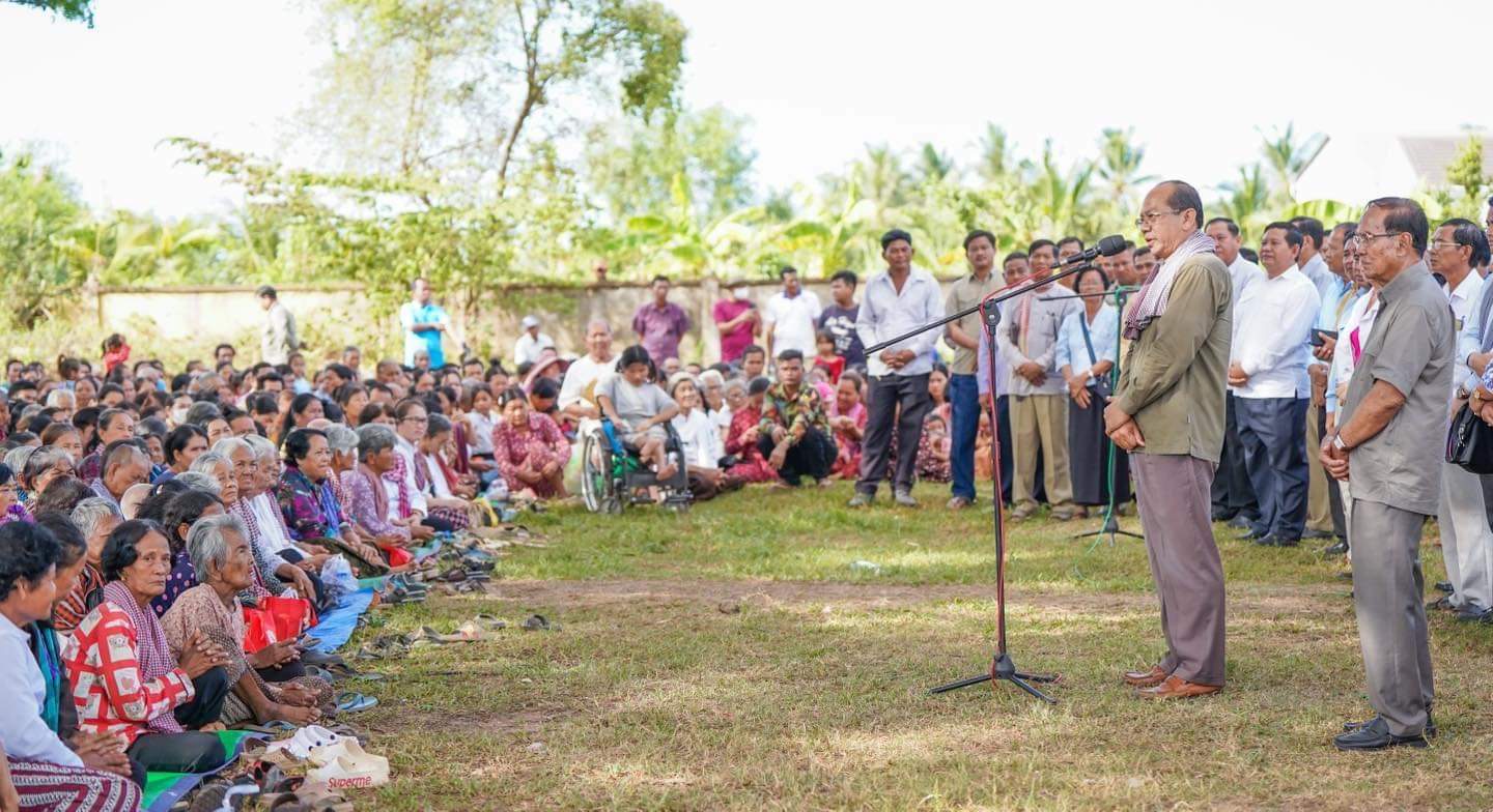 ឯកឧត្តម បណ្ឌិត ម៉ៅ ធនិន អភិបាលនៃគណៈអភិបាលខេត្តកំពត និងឯកឧត្តម ញ៉ូវ សាឯម ប្រធានក្រុមប្រឹក្សាខេត្ត បានអញ្ជើញជួបសំណេះសំណាលជាមួយ បងប្អូនប្រជាពលរដ្ឋ ចំនួនប្រមាណ៥ពាន់នាក់ នៅស្រុកកំពង់ត្រាច