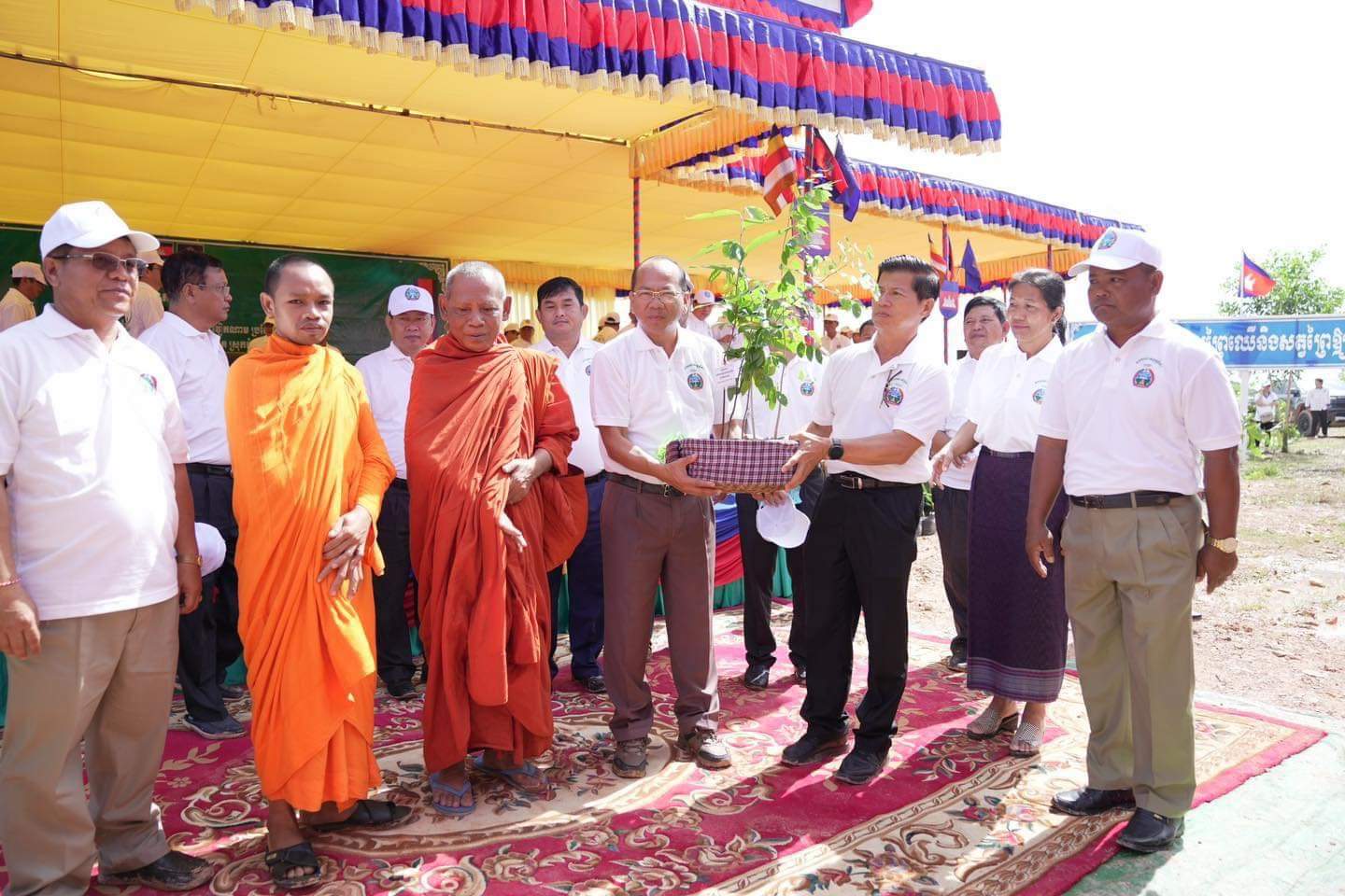 ឯកឧត្ដម​ ម៉ៅ​ ធនិន​ អភិបាល​នៃ​គណៈអភិបាល​ខេត្ត​កំពត​ បាន​អញ្ជើញ​ជា​អធិបតីភាព​ ក្នុង​​​ពិធី ​រុក្ខ​ទិវា​៩កក្ដដា​ ឆ្នាំ​២០២៣​ ដាំ​ដេីមត្នោត​នៅ​សងខាង​ផ្លូវ​ខ្សែក្រវ៉ាត់​ព្រំដែន​កម្ពុជា​-វៀតណាម​ ប្រវែង​៥គីឡូម៉ែត្រ​ នៅ​ចំណុច​អន្លង់​ថ្ងាន់​ស្ថិត​ក្នុង​អន្លង់​ថ្ងាន់​ ឃុំ​ឬស្សី​ស្រុក​ខាង​កេីត​ ស្រុក​កំពង់​ត្រាច​ ខេត្ត​កំពត​