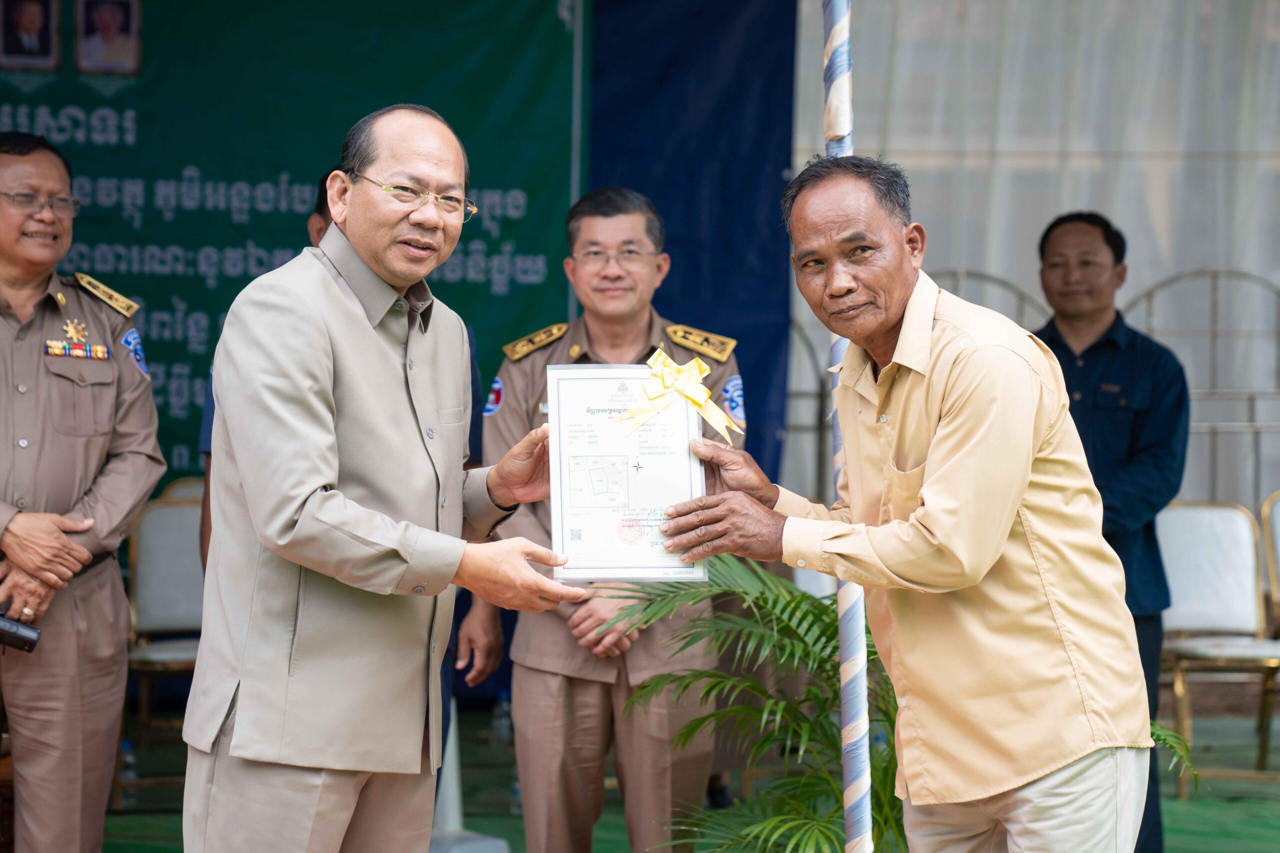 ឯកឧត្តម ម៉ៅ ធនិន អភិបាលខេត្តកំពត បានអញ្ជើញជាអធិបតីភាពក្នុងពិធីចែកវិញ្ញាប័ណ្ណបត្រសម្ភាល់ម្ចាស់អចលនវត្ថុជូនដល់ប្រជាពលរដ្ឋចំនួន ២ភូមិ នៅស្រុកដងទង់