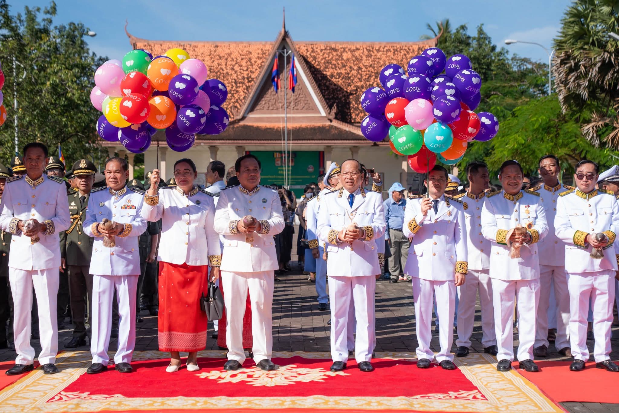 រដ្ឋបាលខេត្តកំពត បានប្រារព្ធពិធីអបអរសាទរខួបអនុស្សាវរីយ៍លើកទី៧២ ទិវាបុណ្យឯករាជ្យជាតិ ៩វិច្ឆិកា និងទិវាកំណើតនៃកងយុទ្ធពលខេមរភូមិន្ទ